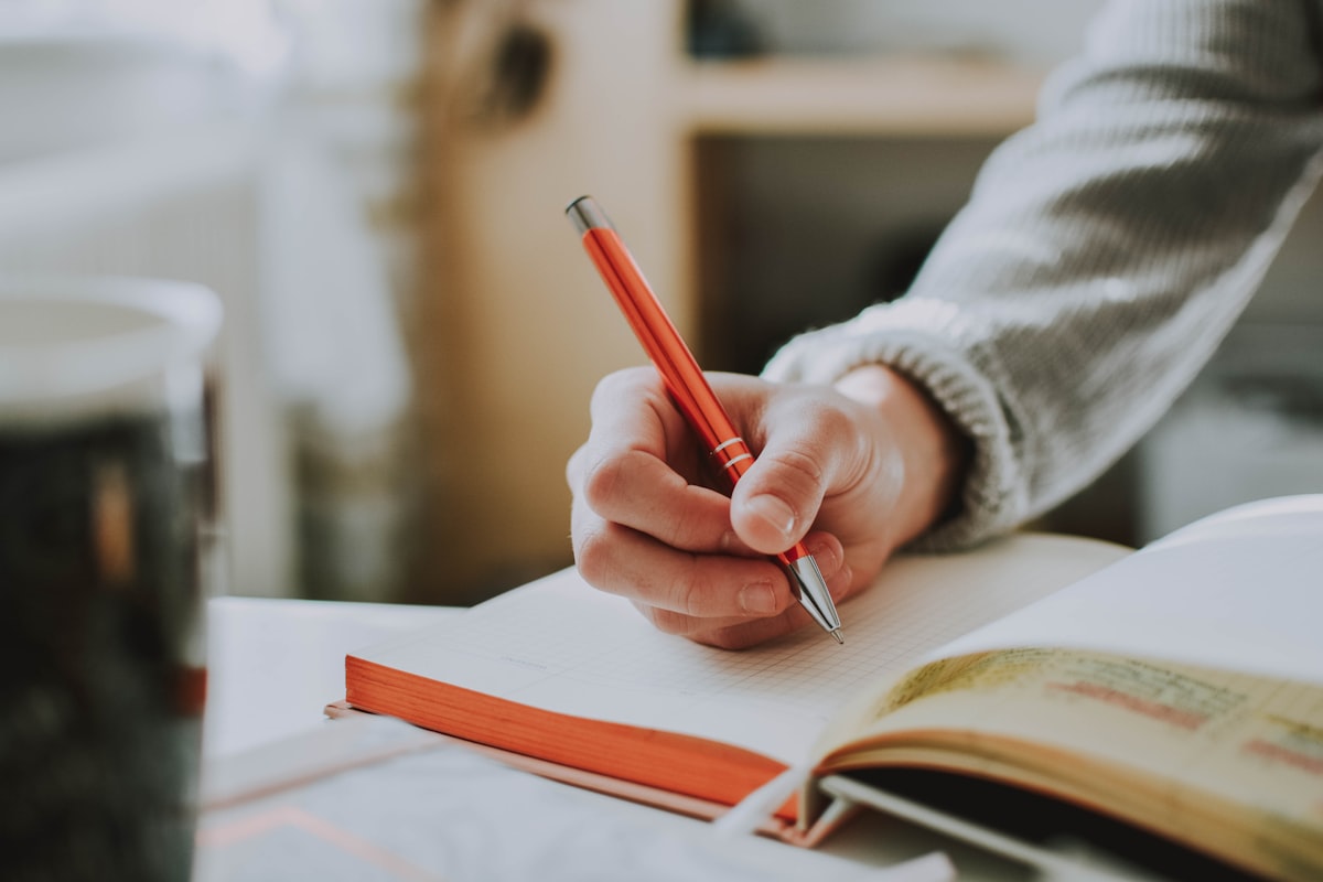 ノートに書き込むジャーナリングイメージ