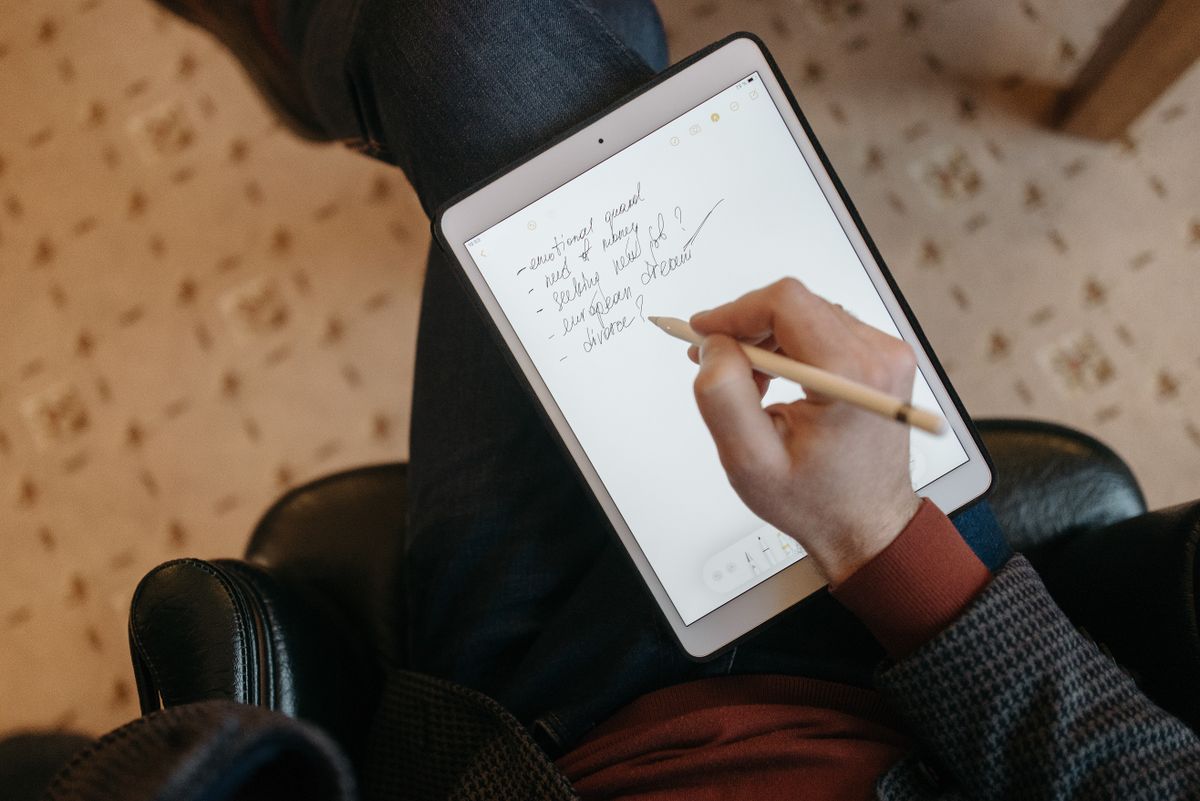iPadとApple Pencilで手書きしているイメージ
