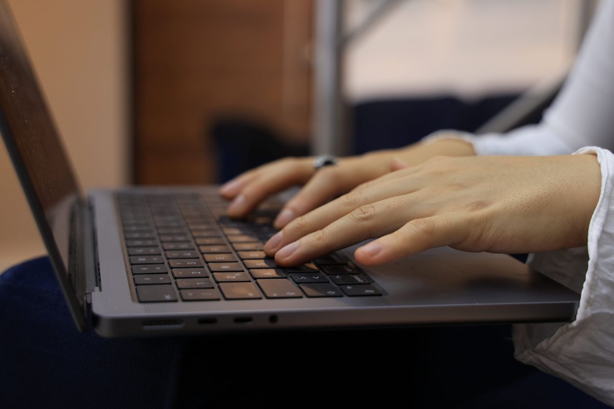 パソコンのキーボードを打つ手元のイメージ