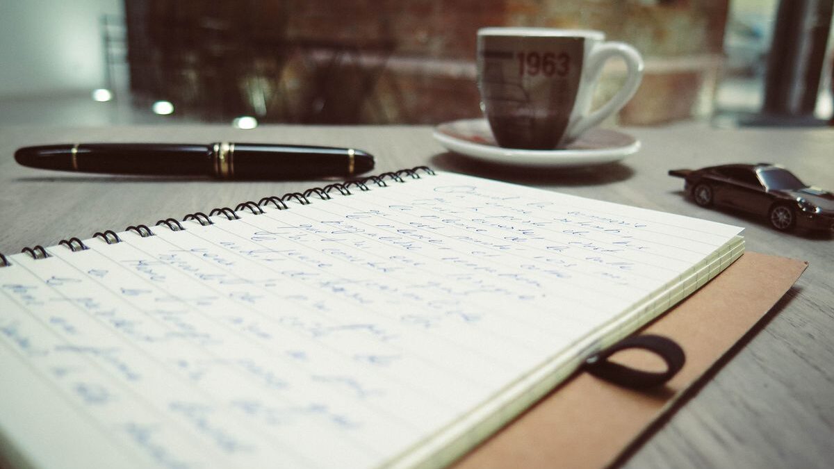 ノートとペンで書き出すジャーナリングのイメージ