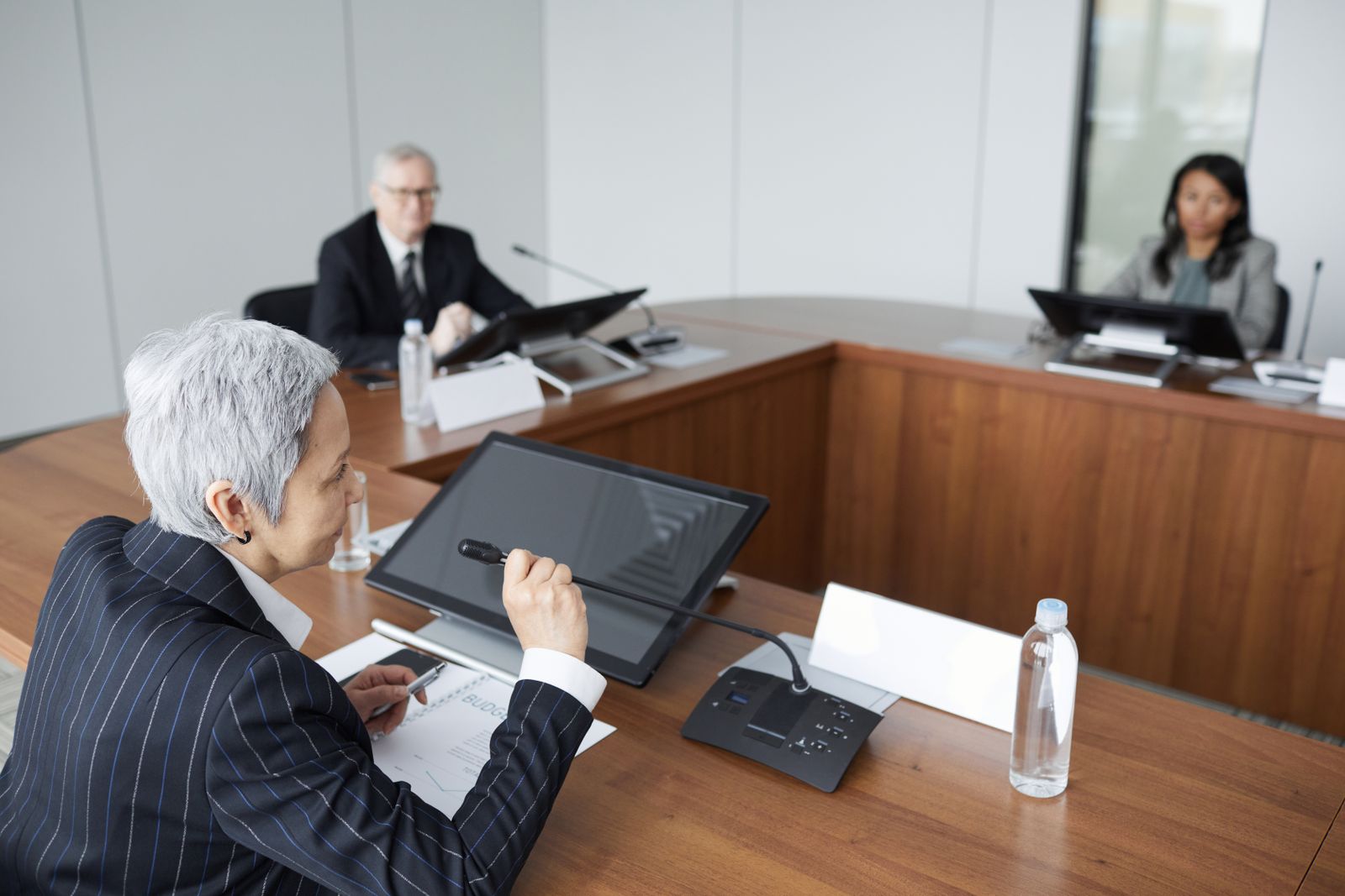 経営陣が議論するイメージ